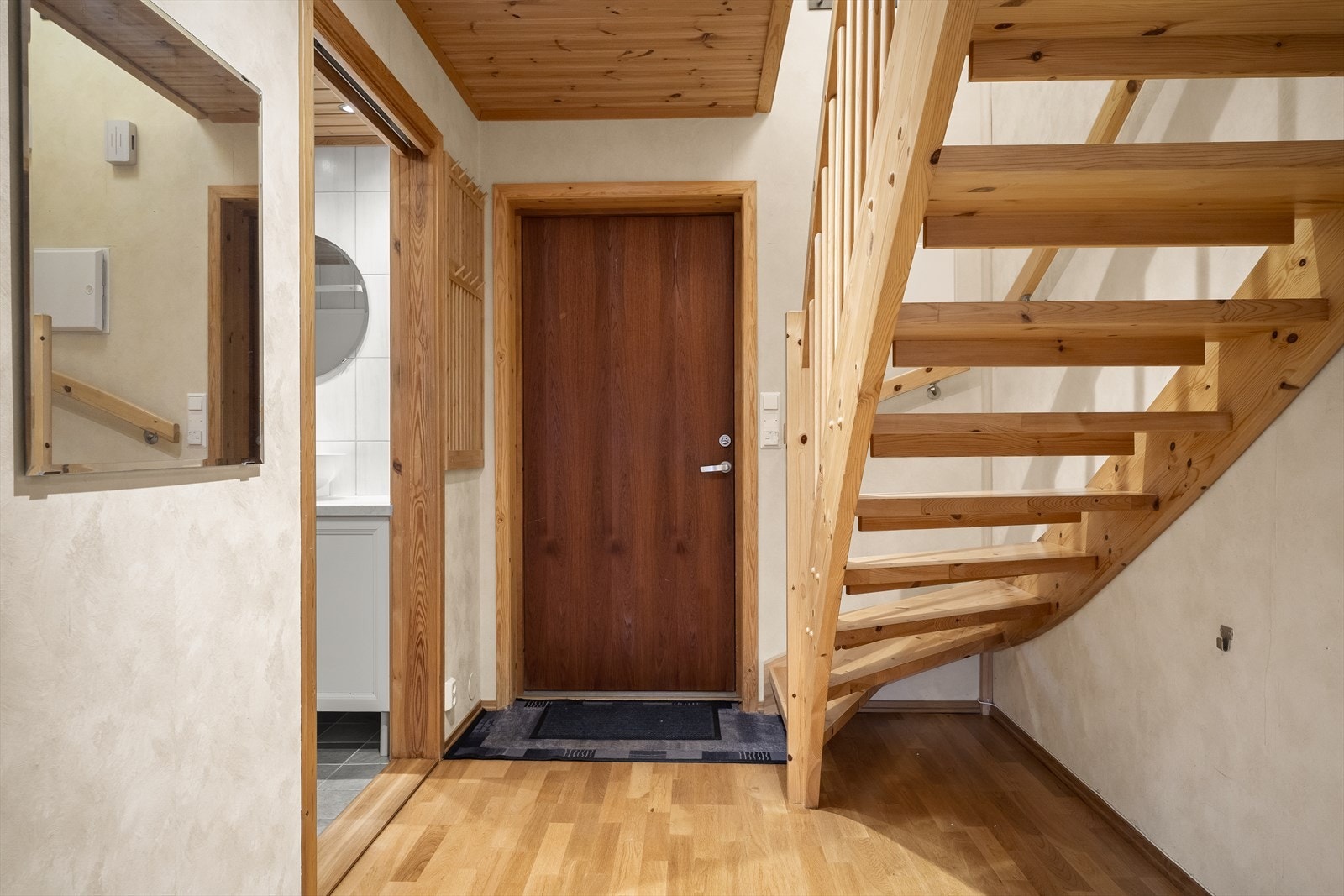 Separat utleiedel med egen inngang. Entré med trapp til andre etasje. Galleribilde