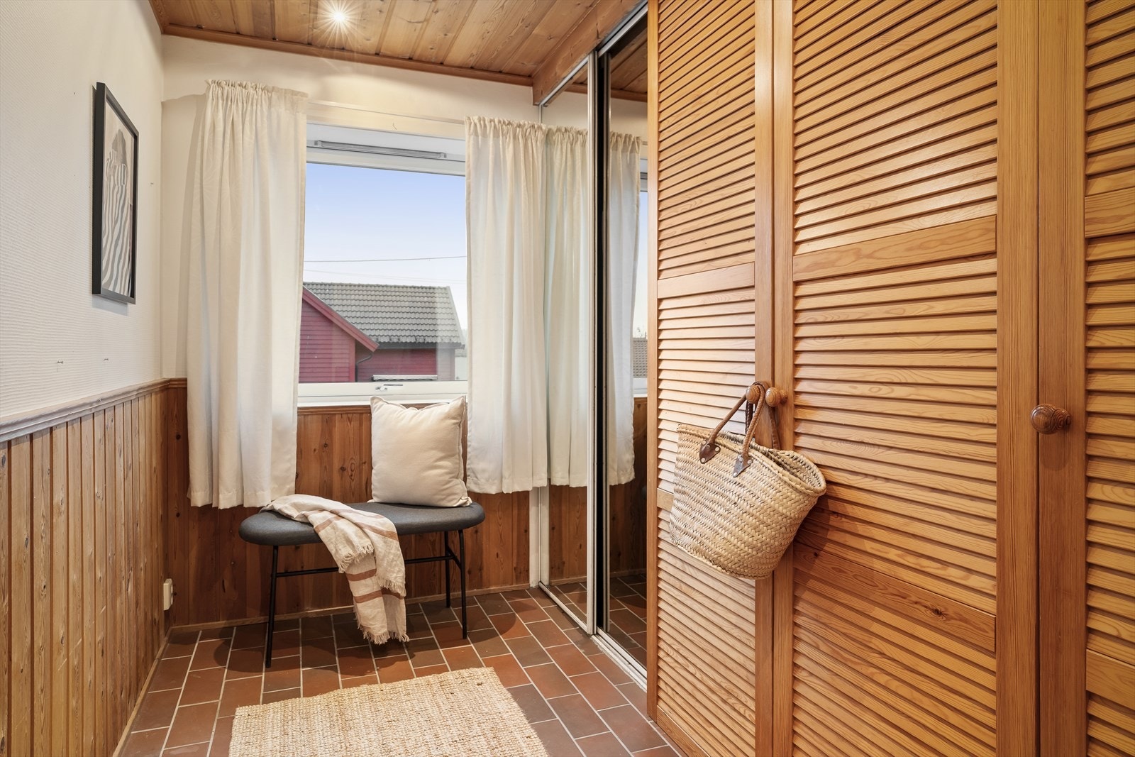 I tilknytning til entré ligger et praktisk rom som kan benyttes som soverom, kontor eller en romslig garderobe. Galleribilde