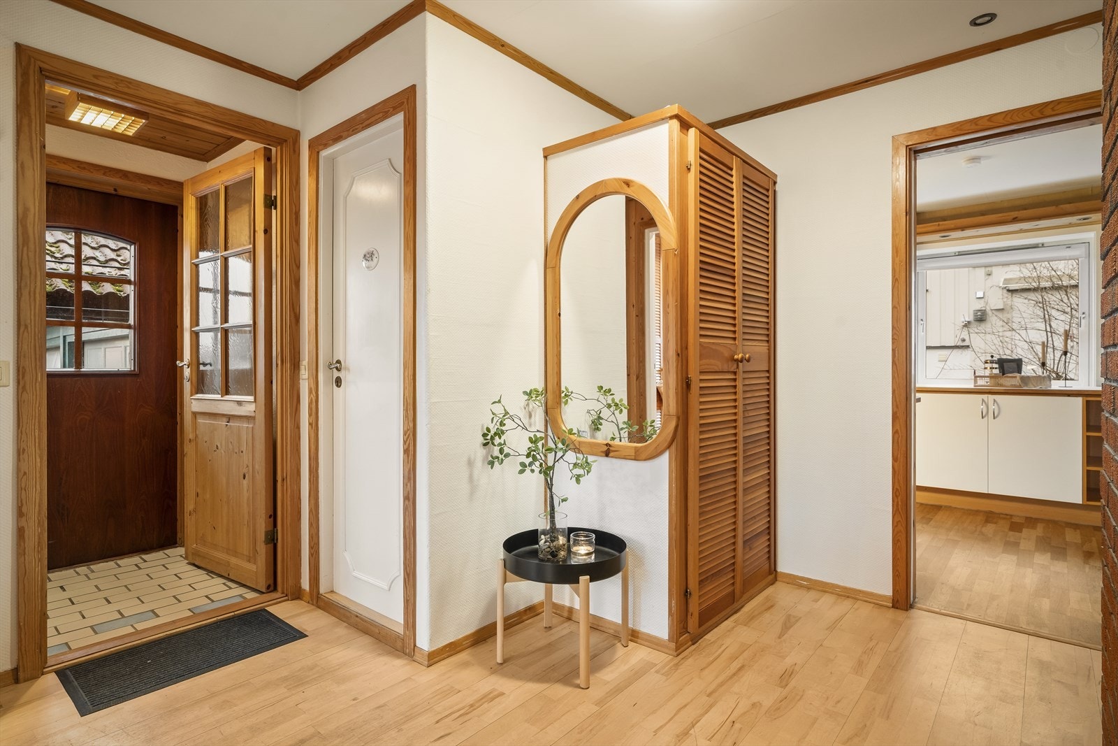 Vindfang med flislagt gulv og varmekabler. Galleribilde