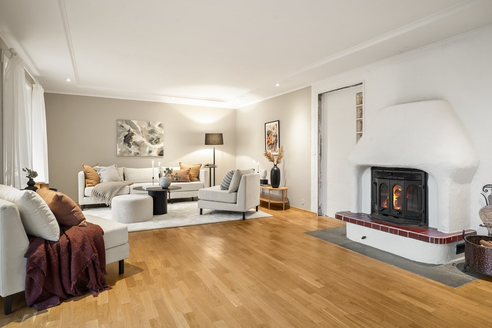 Peisinnsats fra Jøtul gir en lun atmosfære og framstår som et midtpunkt i rommet. Galleribilde