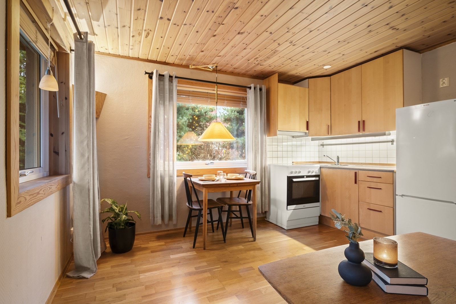 Det er åpen løsning mellom stue og kjøkken og gode vindusflater som gir godt med dagslys. Galleribilde