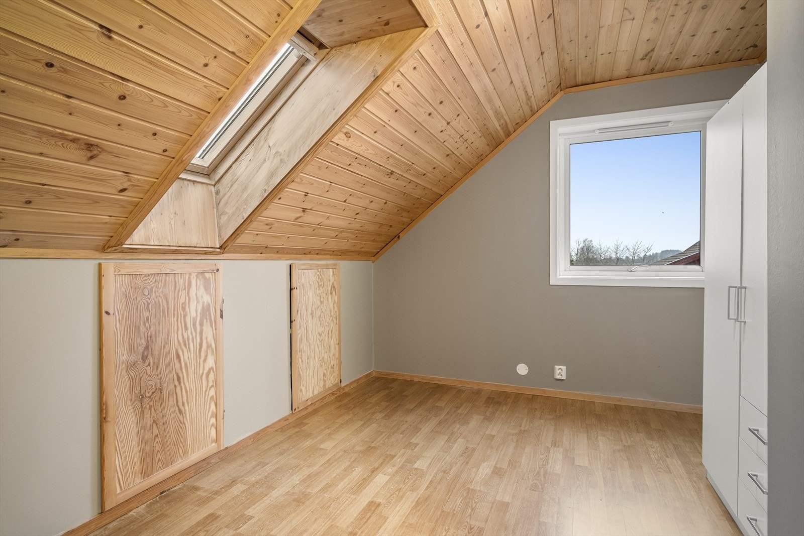 Det er to soverom i utleiedelen, hvor det er laminat på gulv og garderobeskap. Galleribilde