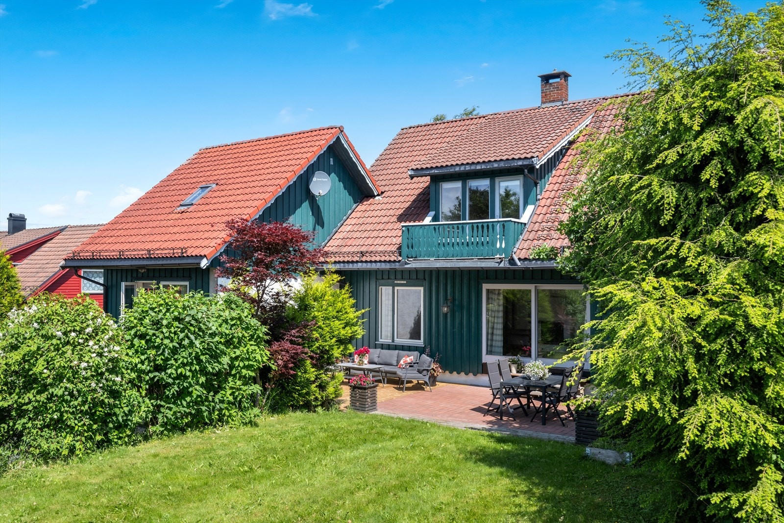 Hage og uteområdet i sommersesong. Meget usjenerte uteplasser. Galleribilde