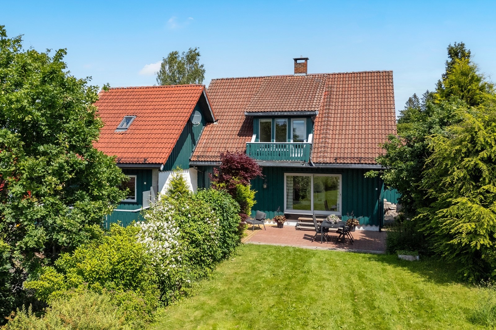 Fra stuen i hoveddelen er det utgang til en romslig, dels steinsatt og dels trebelagt uteplass på 48 m². Galleribilde