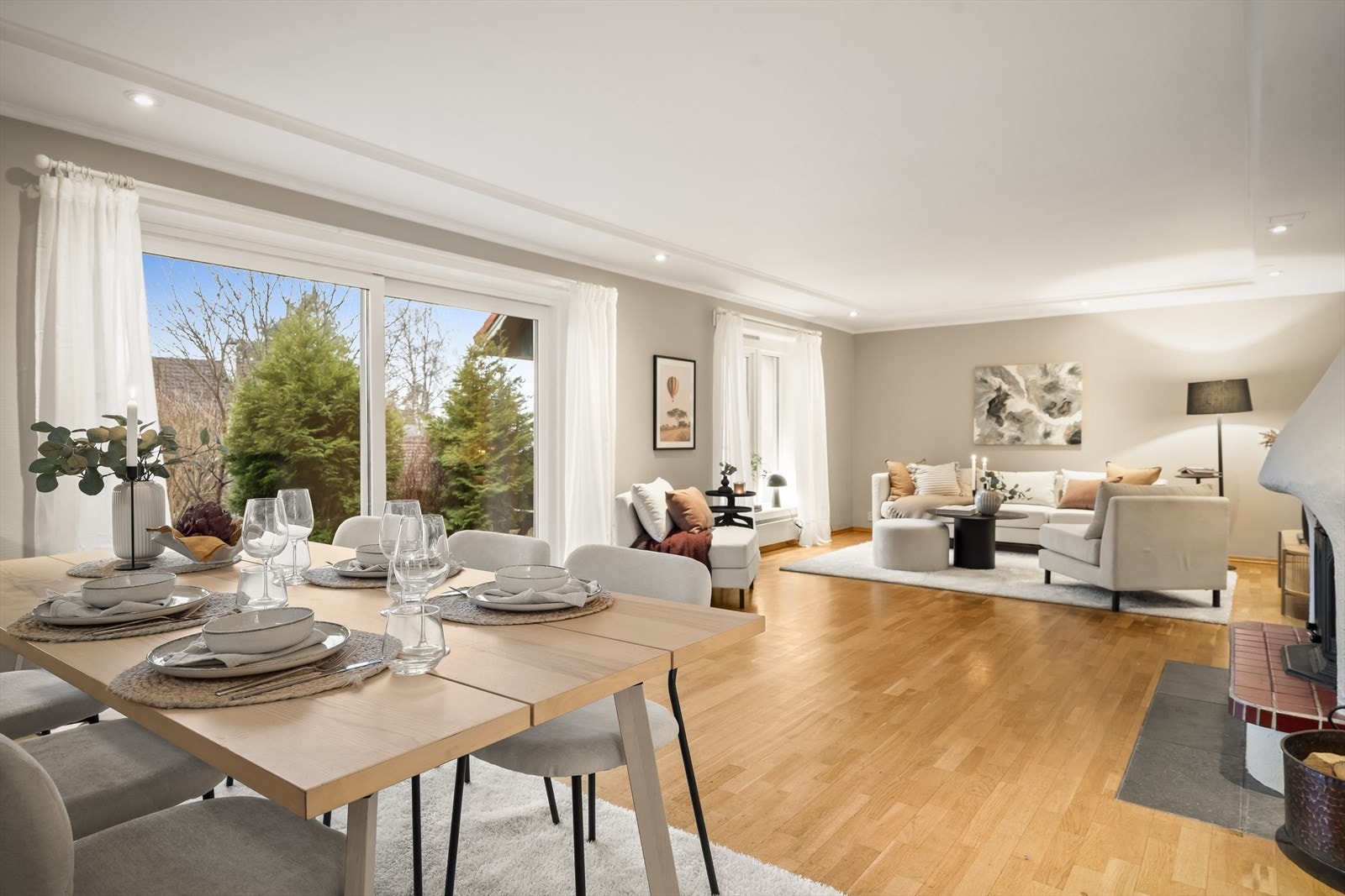 Stuen er romslig og kan møbleres på ulike måter og det er utgang til terrasse og hagen via skyvedører. Galleribilde