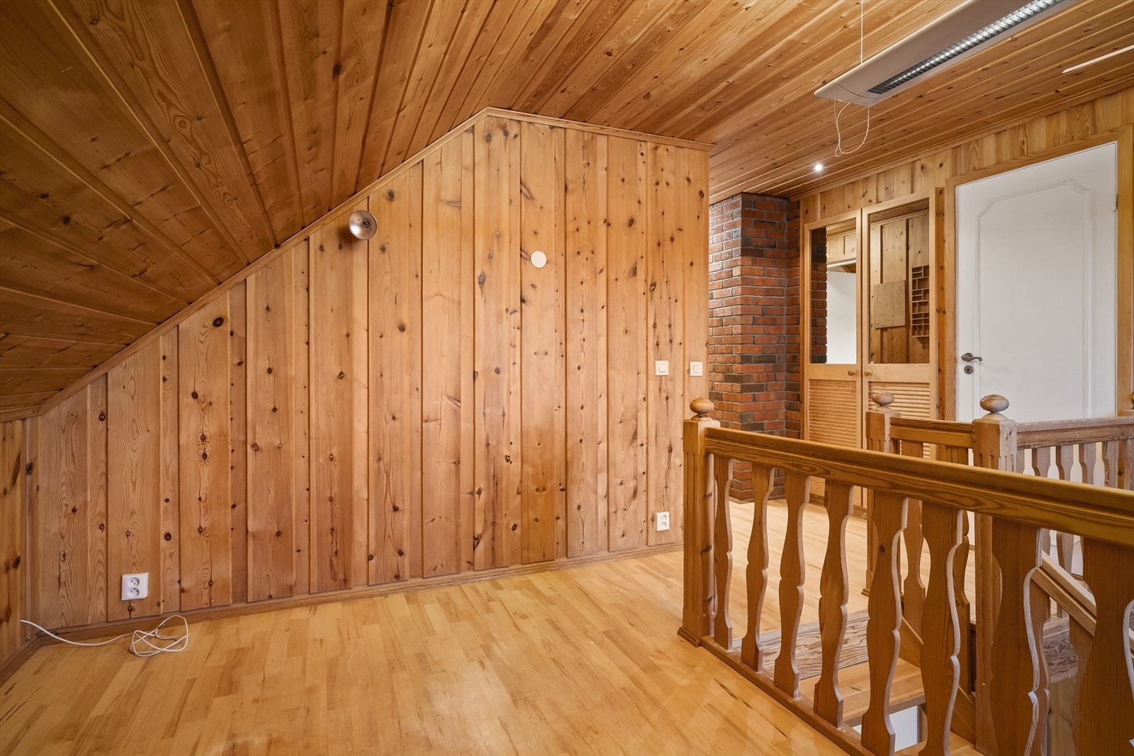 2. etasje i hoveddel med trapperom som kan benyttes til kontor, TV krok eller lignende. Galleribilde