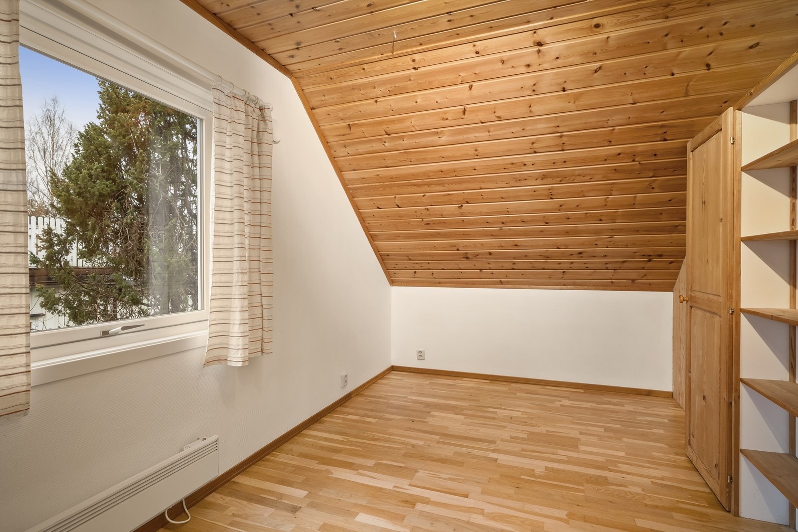 Soverom III og IIII har mange bruksmuligheter og kan benyttes som barne-, gjesterom, kontor eller lignende. Galleribilde