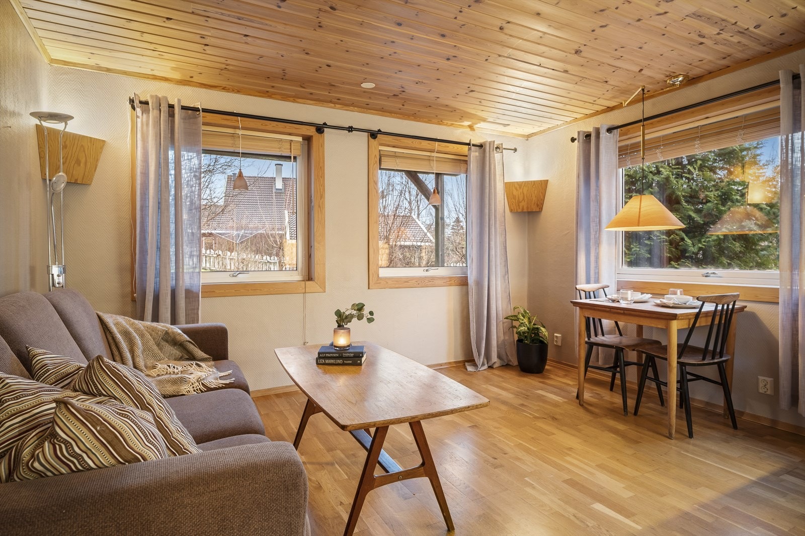 Lys og hyggelig kjøkken/stue i hybelen. Galleribilde