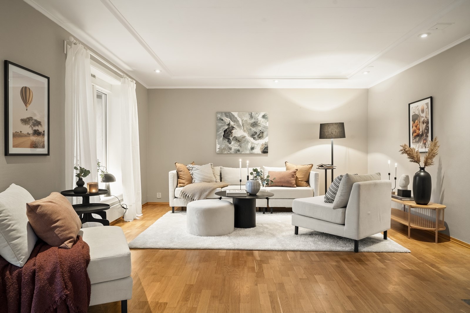 Lys og innbydende stue hvor det er god plass til både sofagruppe og spisebord. Galleribilde