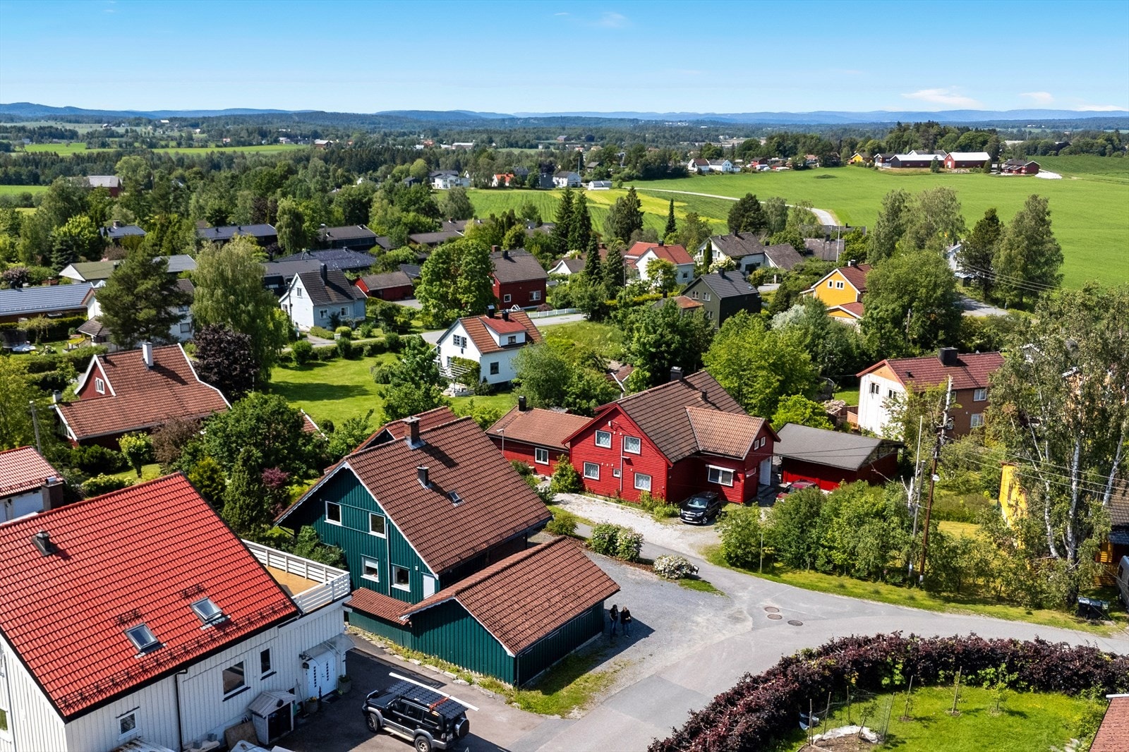 Området byr på gode turmuligheter med umiddelbar nærhet til skog og mark. Fra eiendommen er det ca. 14 minutters gange til Ås stasjon med togforbindelse mot Oslo. Galleribilde
