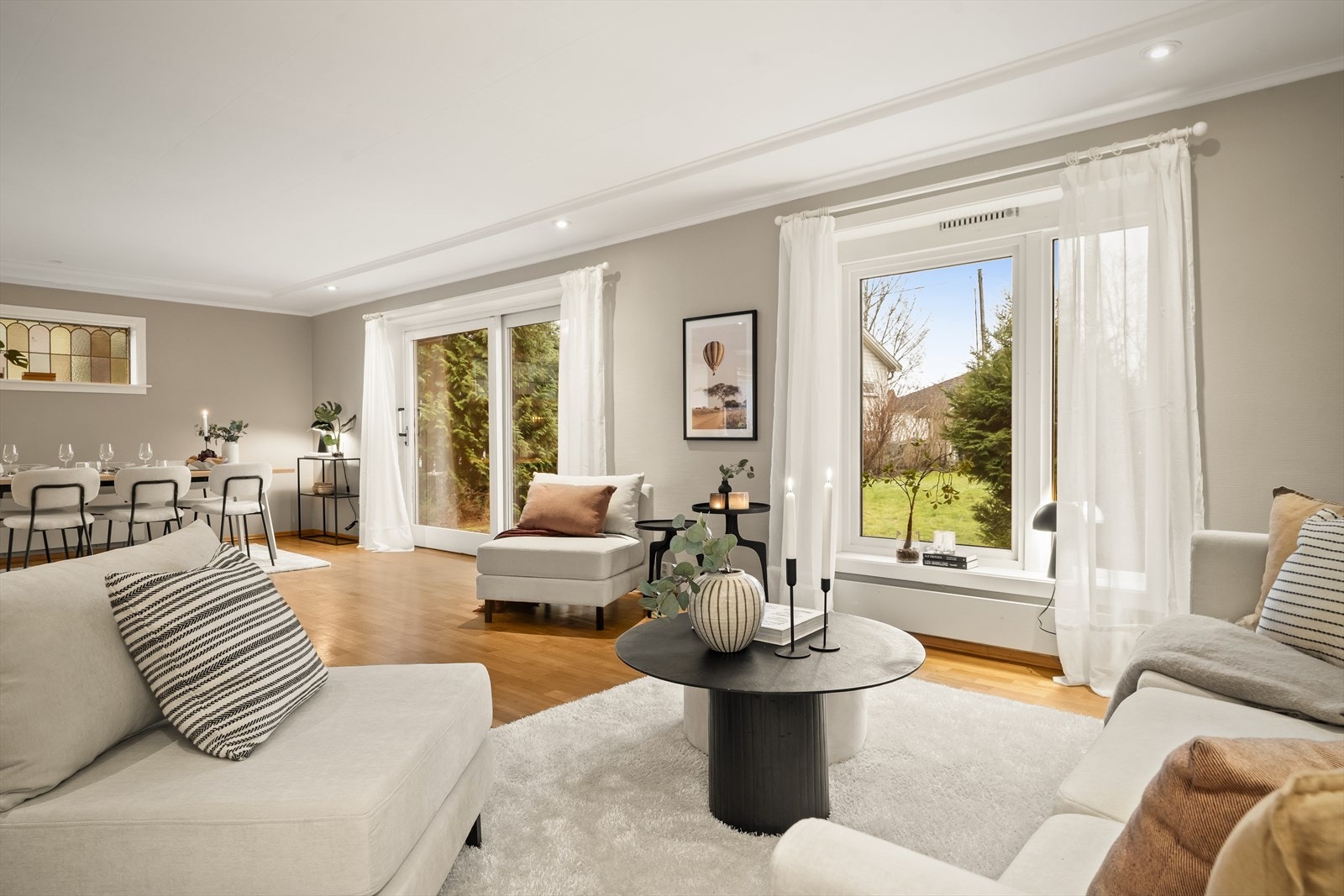 Lysmalte overflater, parkett på gulv og downlights i tak gir rommet det lille ekstra. Galleribilde