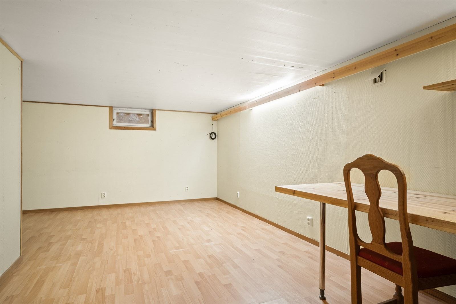 Stort innredet rom/ bod i kjelleren. Galleribilde