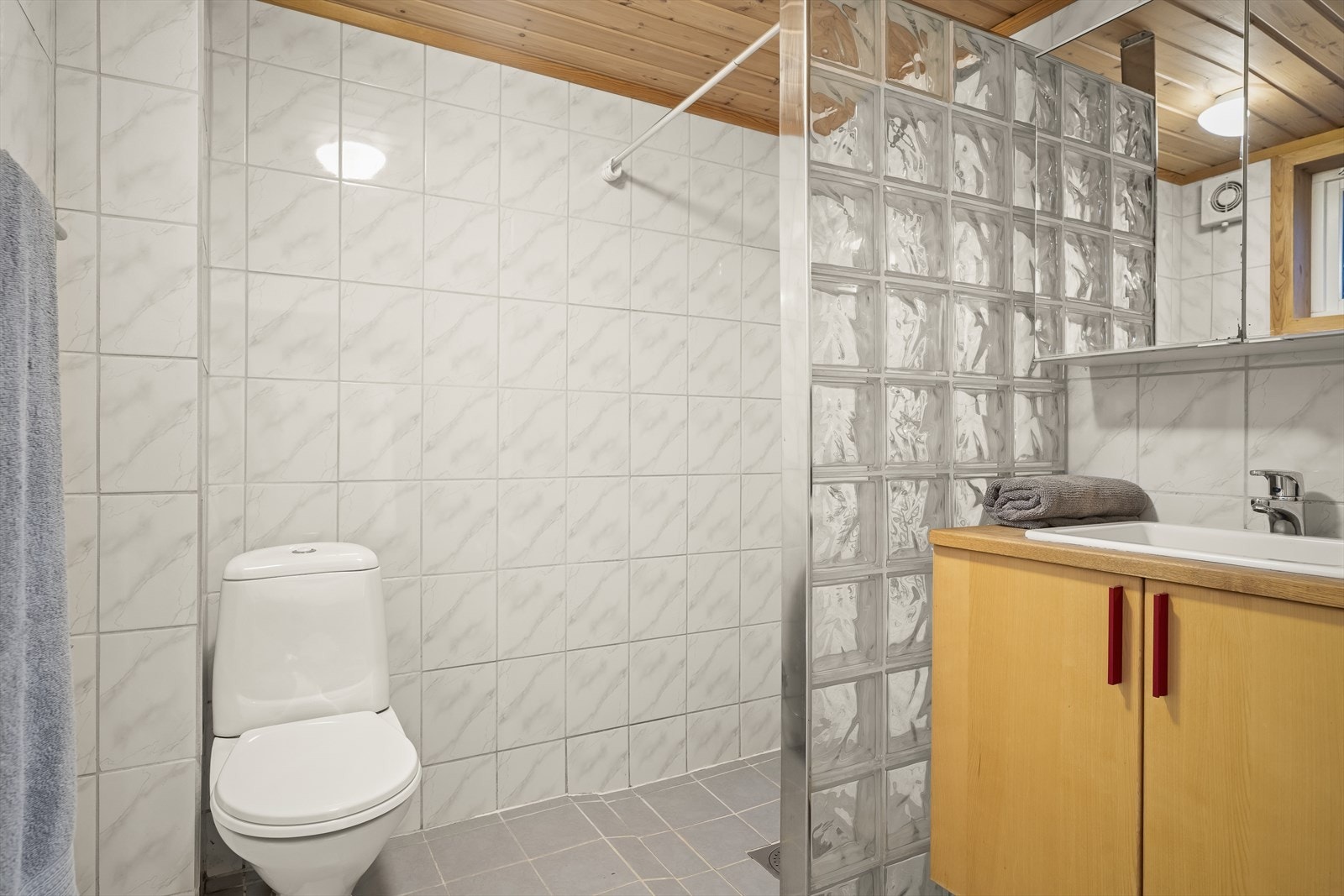 Badet i hybelen ble etablert i 2007 og har flislagte vegger og gulv. Baderommet består av servant, toalett og et dusjhjørne. Galleribilde