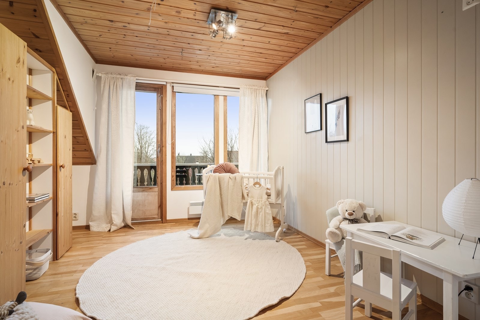 Soverom II har utgang til balkong og er innredet som barnerom med seng og oppbevaring. Galleribilde