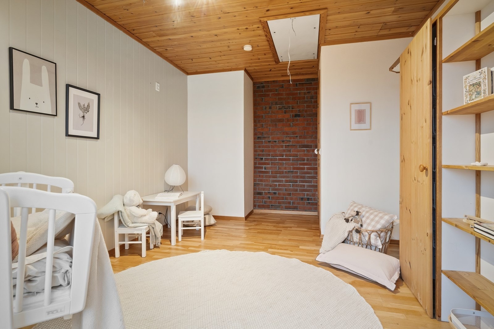 Soverom II, III og IIII har alle parkettgulv Galleribilde