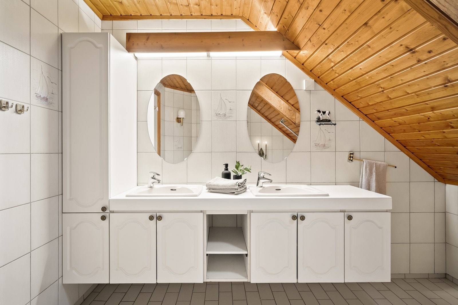 Baderom har flislagte overflater med varmekabler i gulvet. Galleribilde