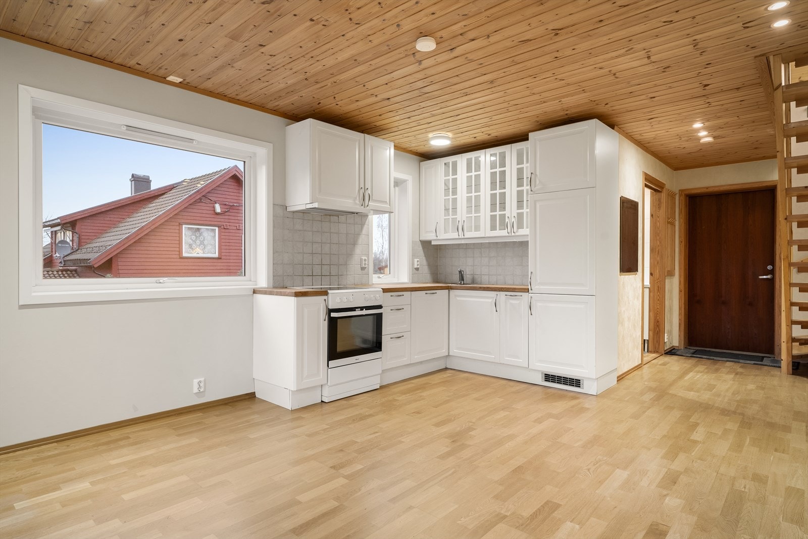 Kjøkkeninnredningen har profilerte, lyse fronter og benkeplater i heltre. Galleribilde