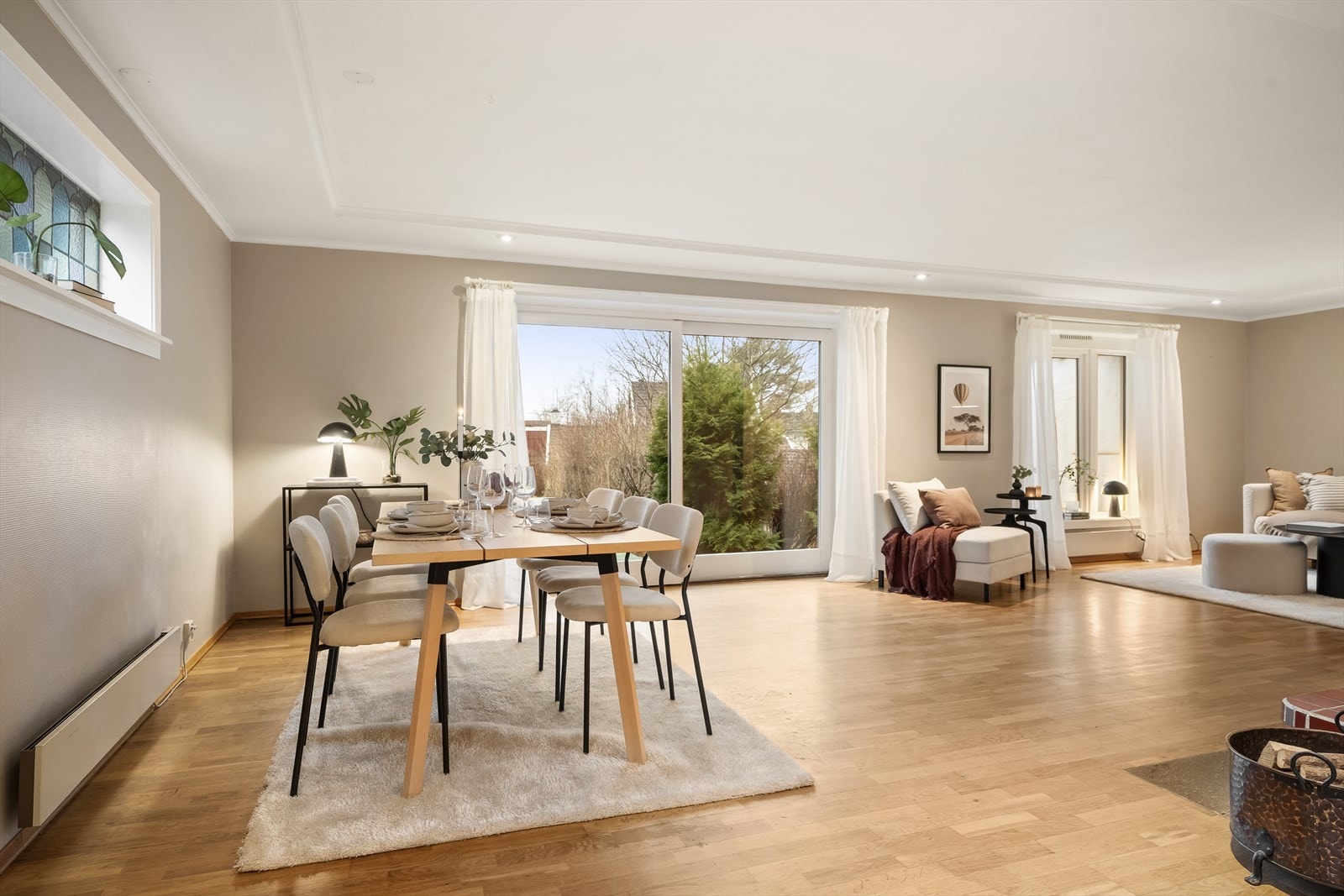 Stuen er romslig og her er det god plass for å samle venner og familie. Galleribilde