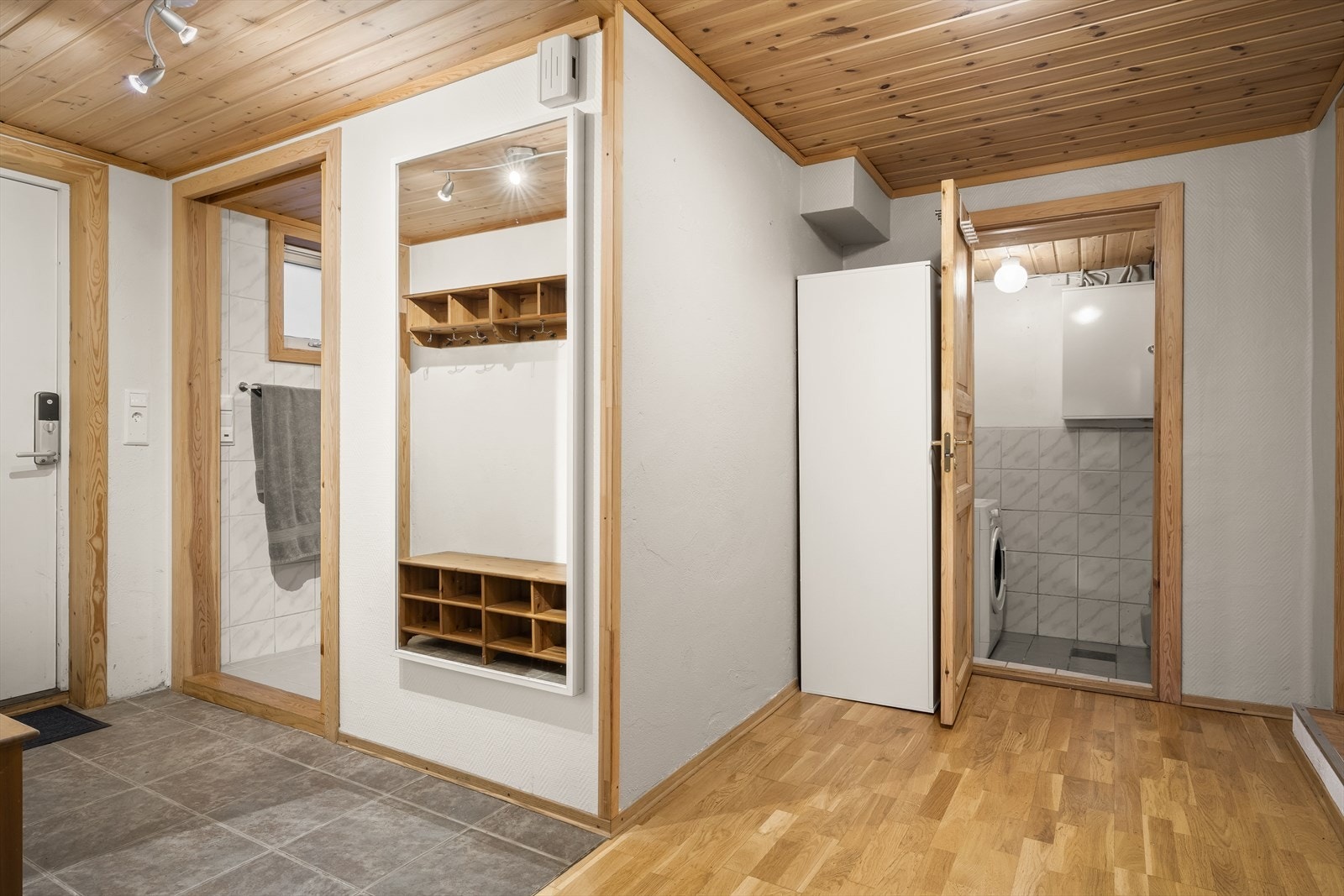 I underetasjen er det etablert en godkjent hybel med egen inngang. Galleribilde