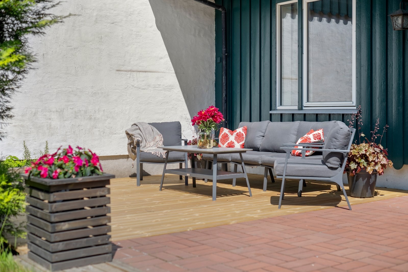 Terrassen med plass til sittegruppe og grill. Galleribilde