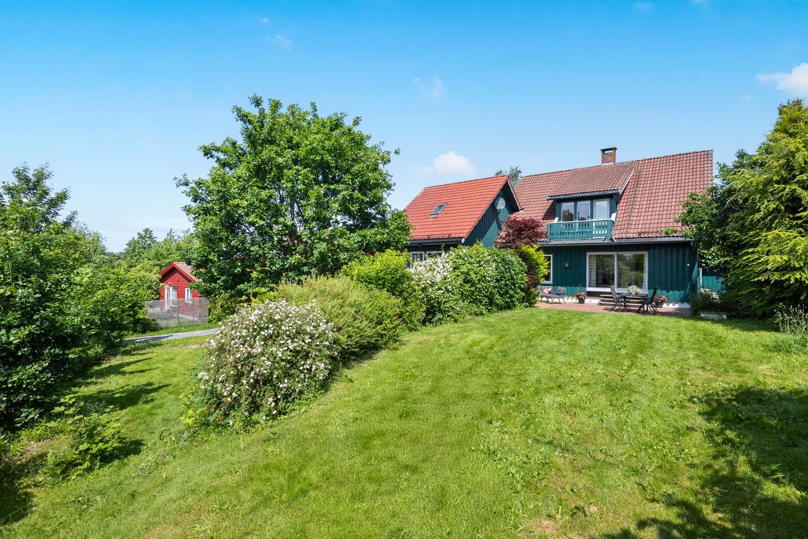 Stor og opparbeidet hage med plen og beplantning. Eiendommen måler hele 900 kvm. Galleribilde