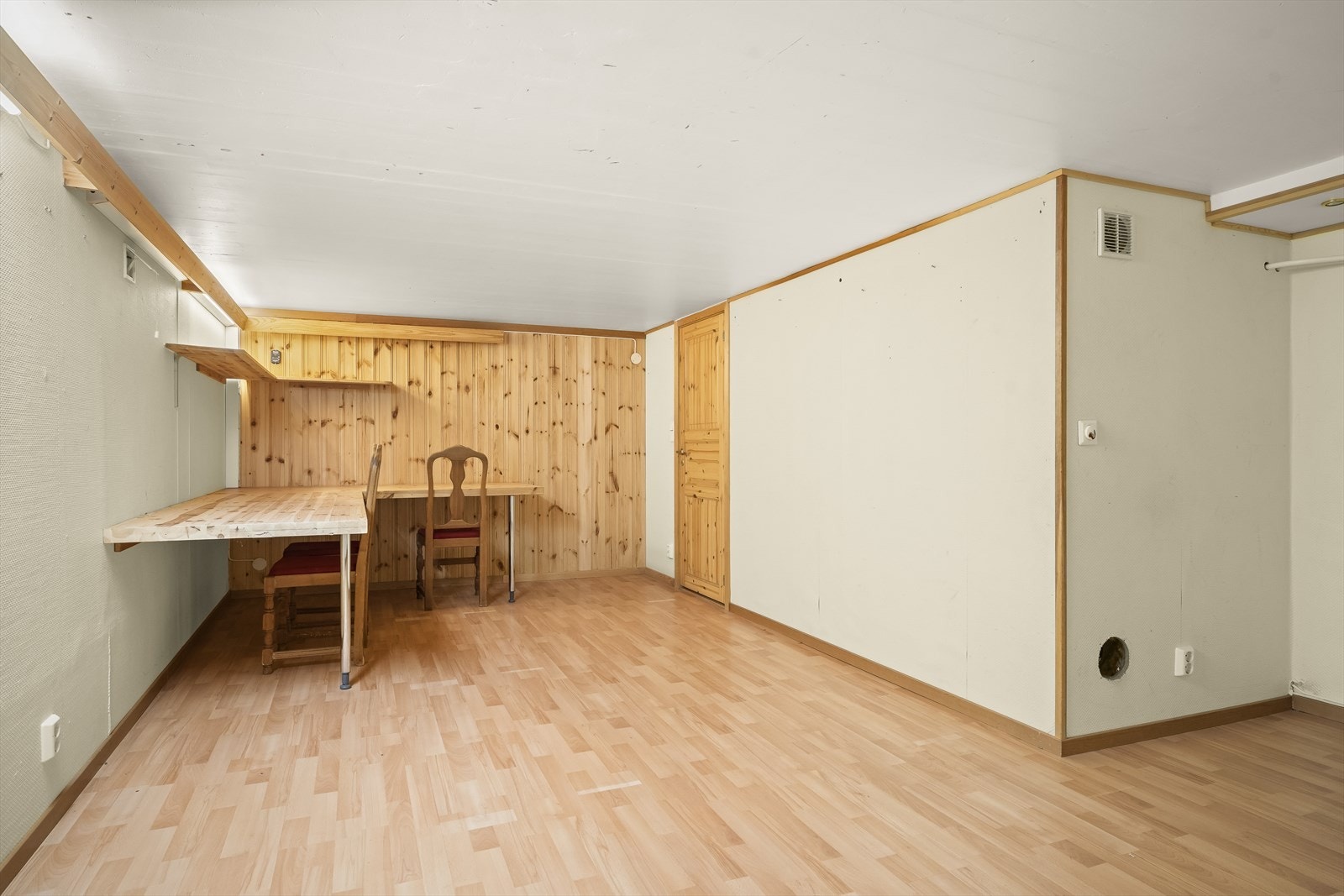 Rommet har naturlig vært benyttet som kjellerstue. Rommet er ikke omsøk. Galleribilde