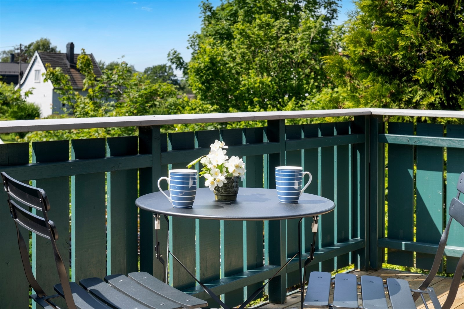 Hyggelig uteplass i utleiedelen med flott utsyn. Galleribilde