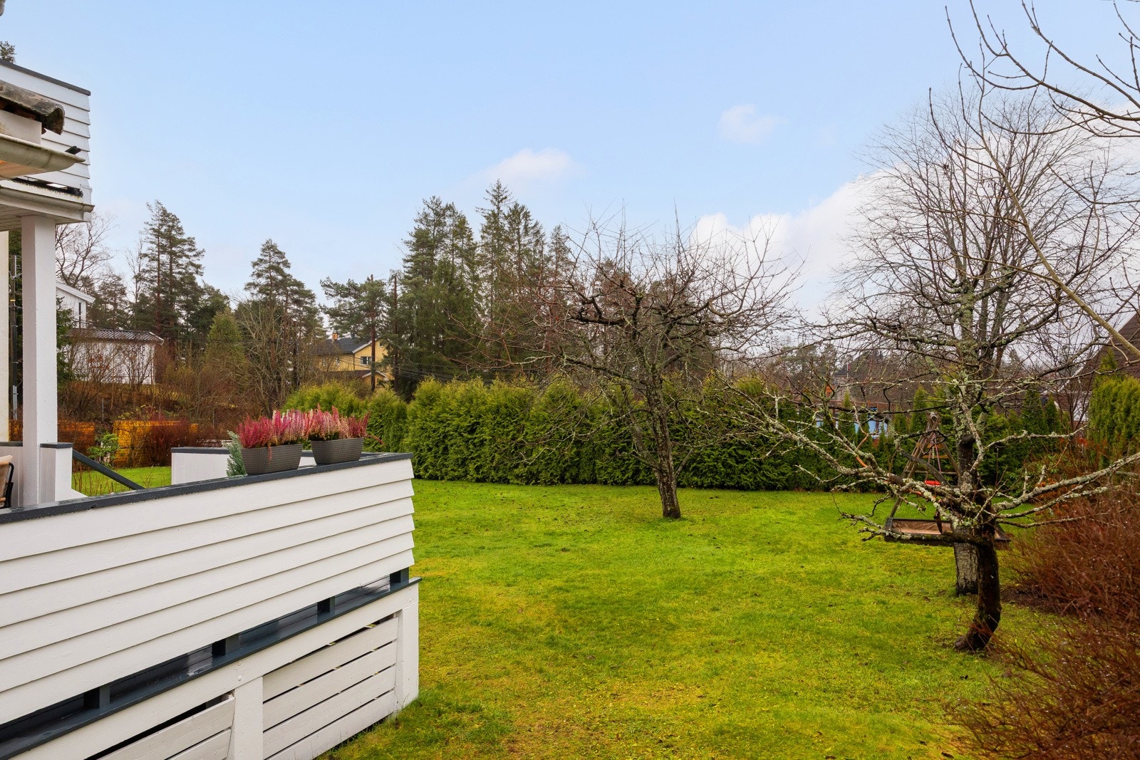 Det medfølger en kjellerbod på 4 kvm. Man har også kaldt loft med adkomst fra stigeluke internt i boligen. Galleribilde