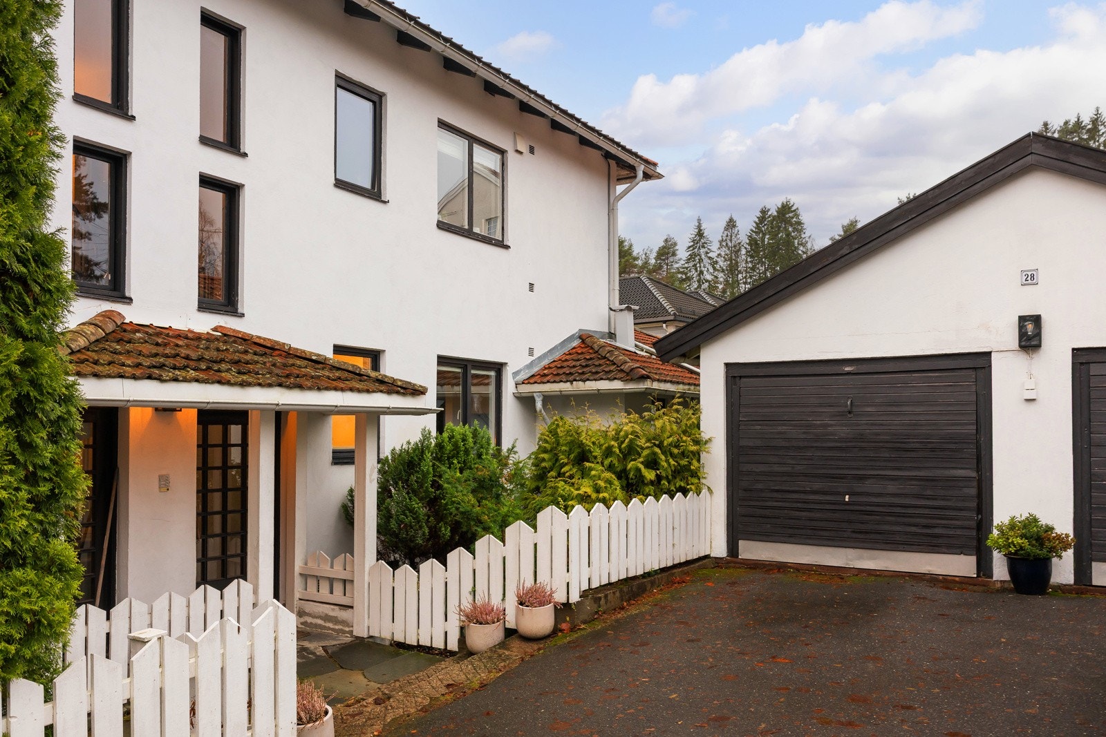 Det medfølger en parkeringsplass med el-bil lader. Galleribilde