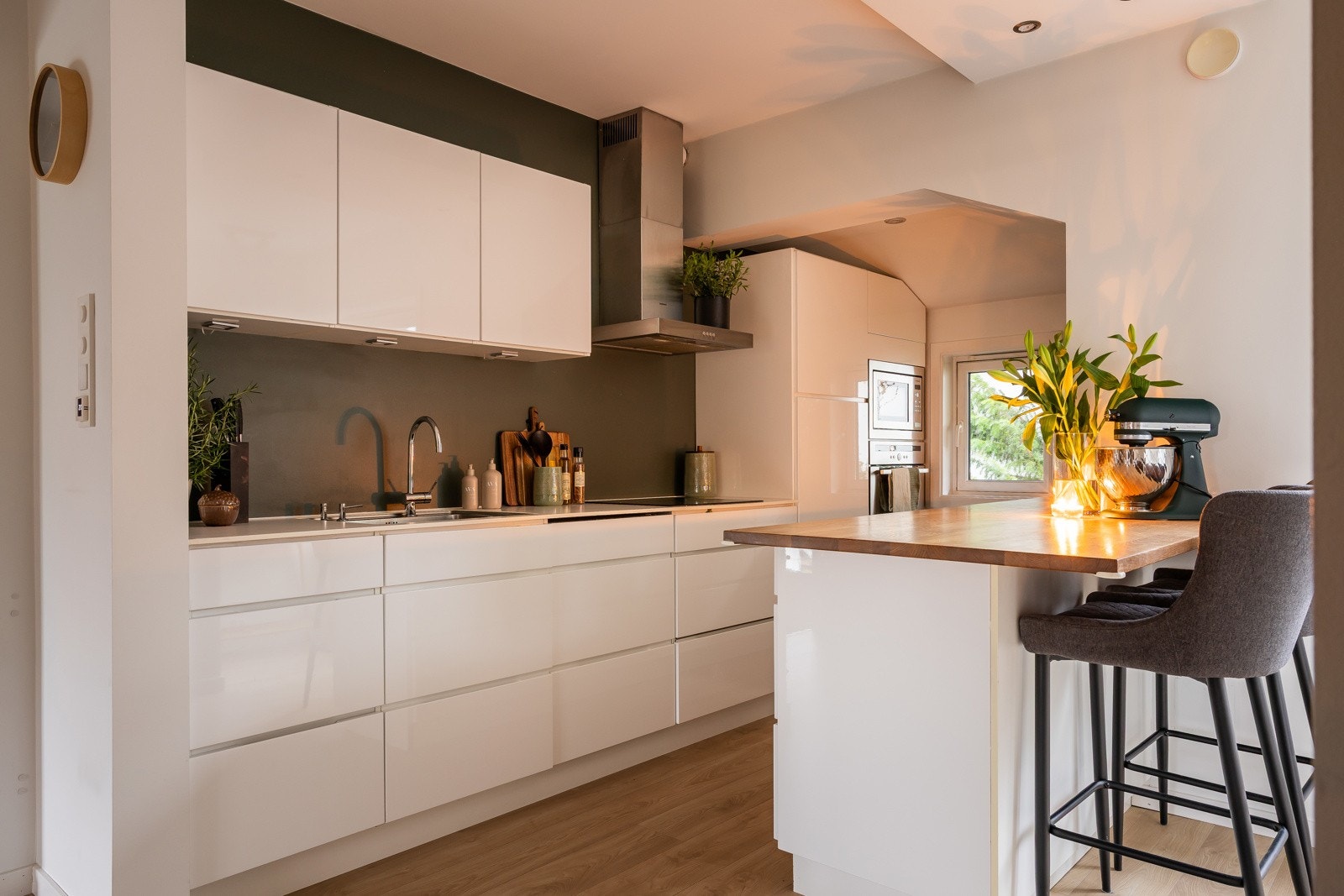 I en åpen løsning mot stuen har boligen et tidløst kjøkken fra 2009. Galleribilde