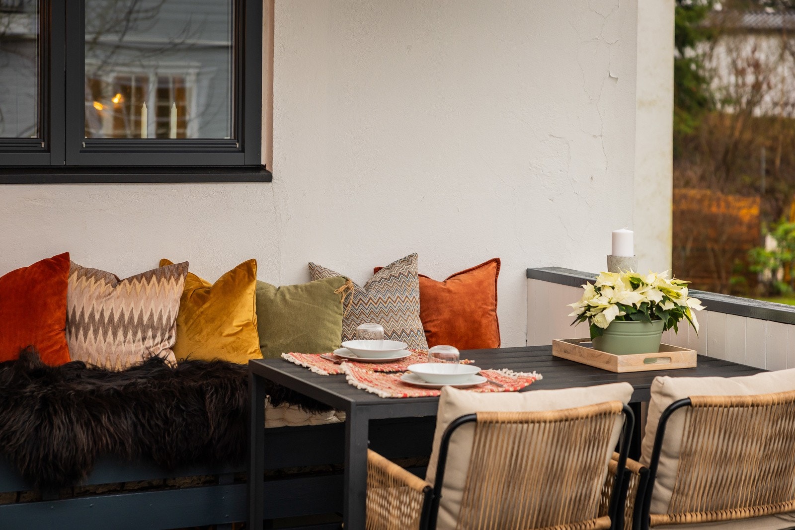 Terrassen har plassbygget sittebenk. Galleribilde