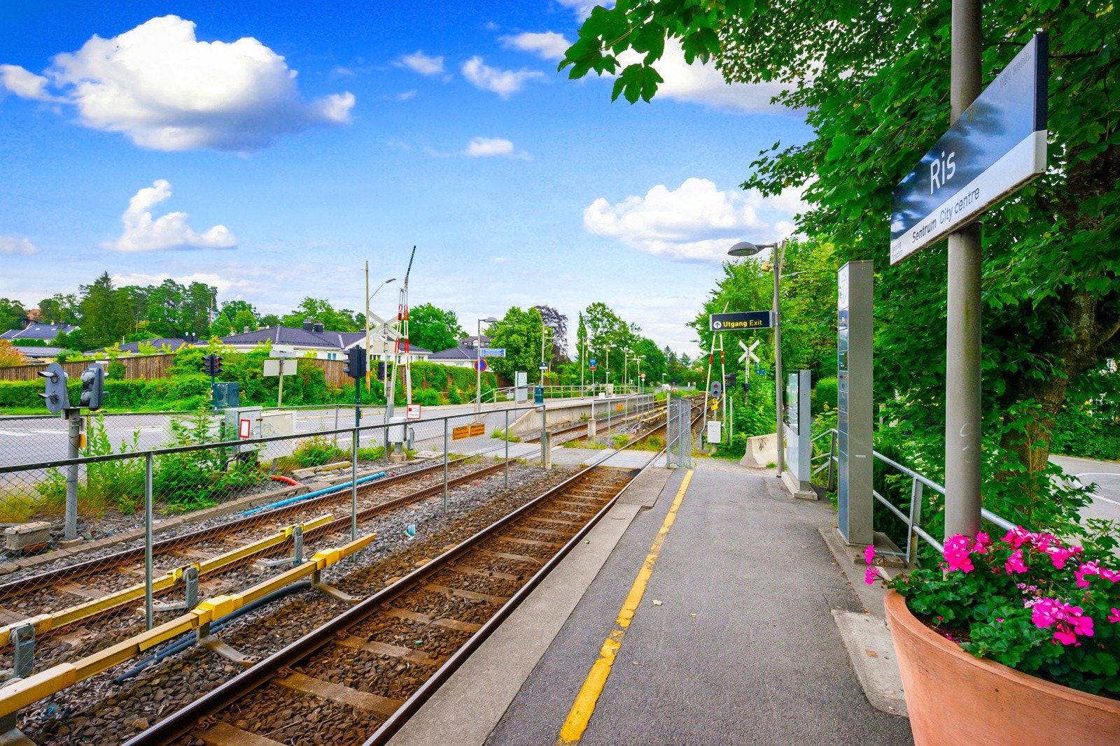 Nærmeste T-bane stasjon er Gråkammen, som ligger få minutters gange fra boligen. Ris T-bane stasjon ligger også i gangavstand. Galleribilde