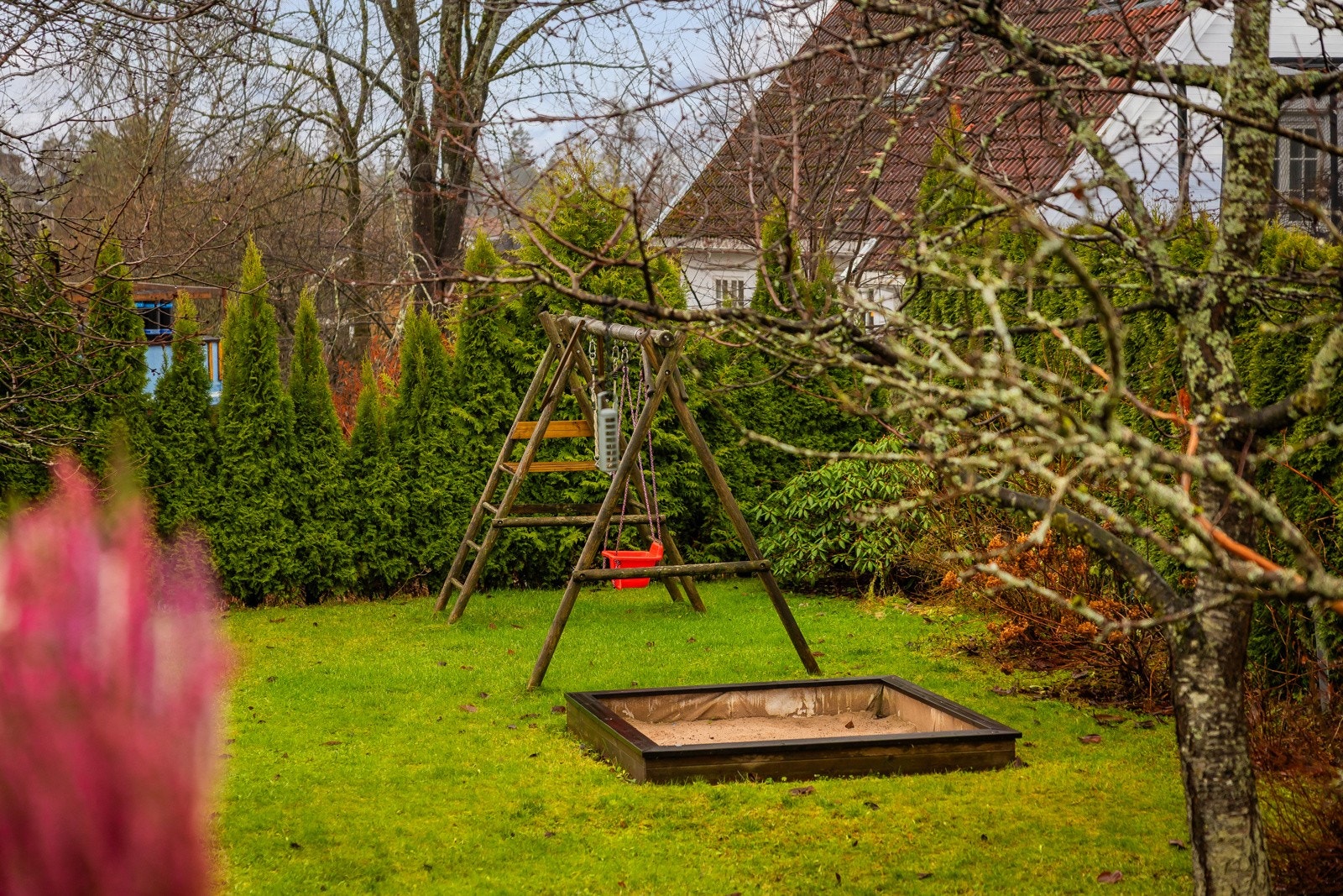 Trivelig lekeplass i felles hage. Galleribilde