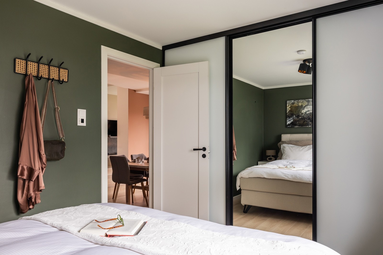 Garderobeskap med skyvedører gir god oppbevaringsplass. Galleribilde