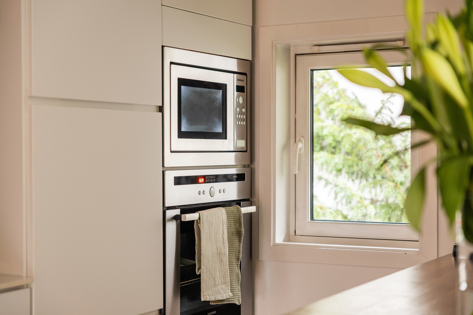 Videre er kjøkkenet utstyrt med integrerte hvitevarer som kjøleskap, stekeovn med induksjonstopp og micro. Galleribilde