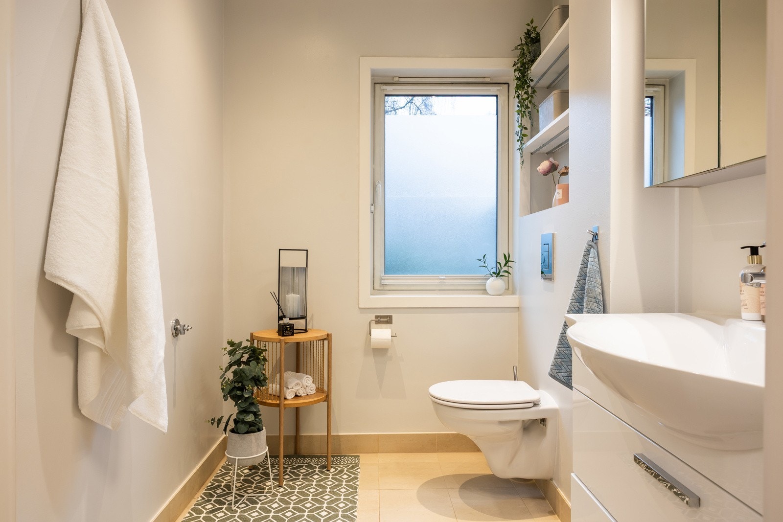 Boligen har et pent baderom som er modernisert/oppusset 2009, i regi av tidligere eier. Galleribilde