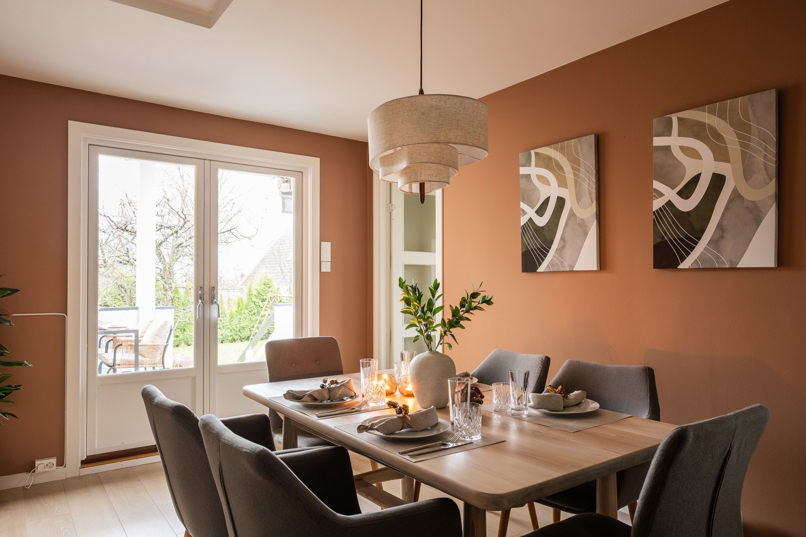 Spisestuen har rikelig med plass til et stort spisebord, og videre har man direkte utgang til en stor solrik terrasse. Galleribilde