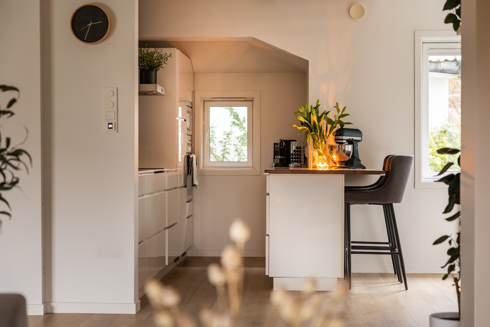 Kjøkkenet har hvite, glatte, fronter og benkeplate i kompakt-laminat. Galleribilde