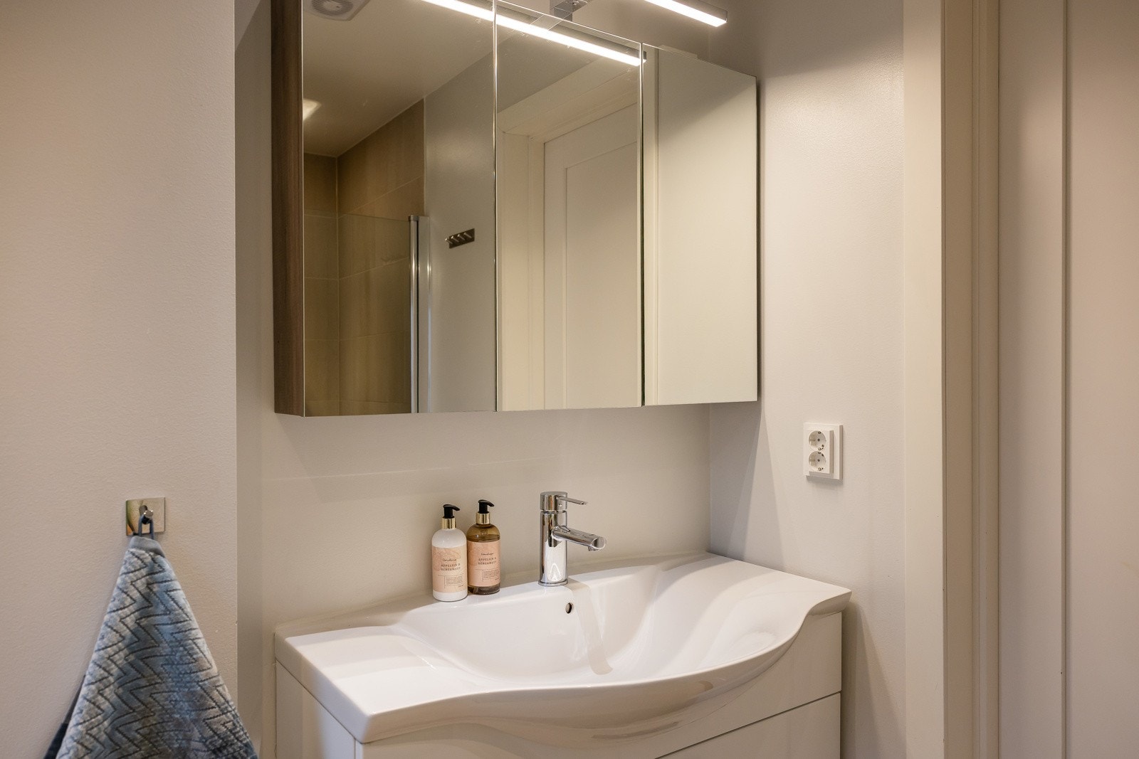 Det er nylig lagt opp røropplegg for vaskemaskin, og man har også et praktisk fellesvaskerom i kjeller som kan benyttes. Galleribilde