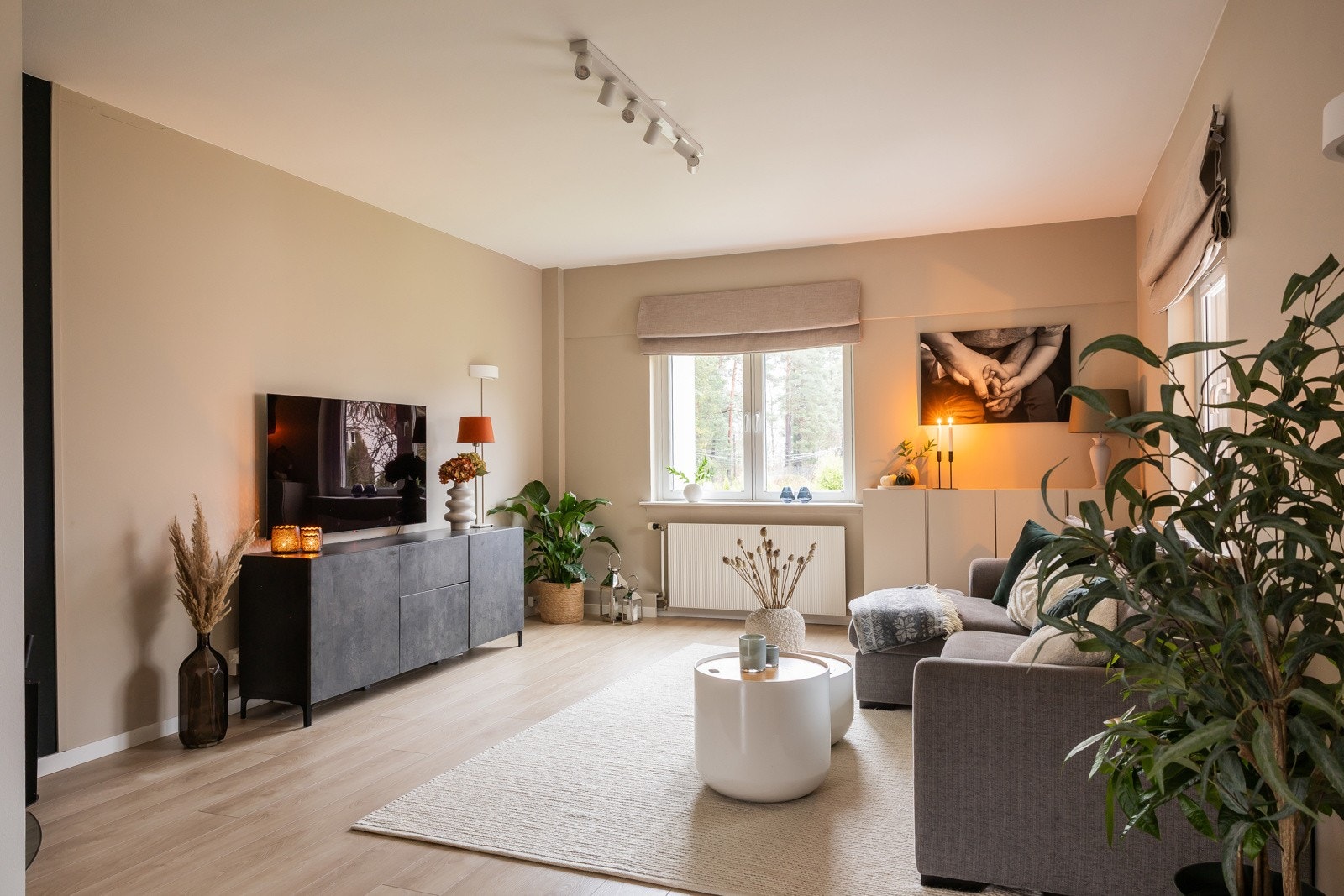 Stuen er lys og romslig, med store vindusflater som slipper inn rikelig med dagslys. Galleribilde