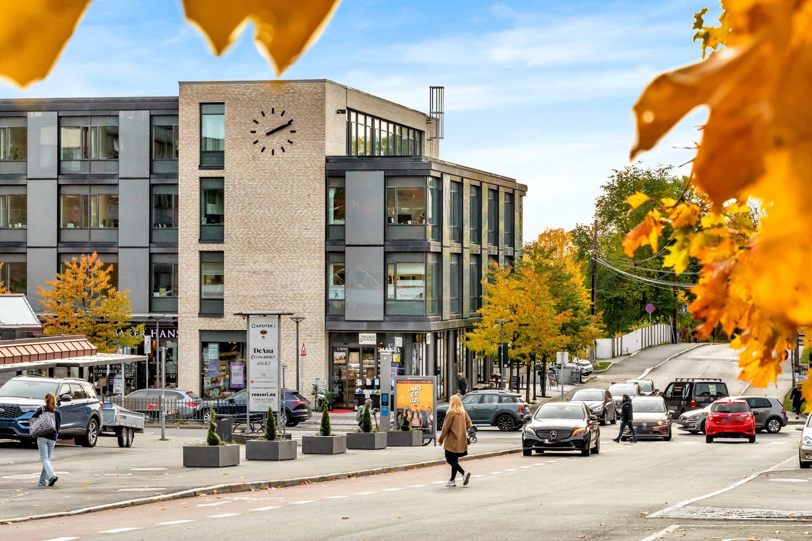 Kort vei til Vinderen sentrum der man finner nærsenter, apotek, klesbutikker, dagligvare, vinmonopol, hyggelige restauranter og cafeer m.m. Galleribilde