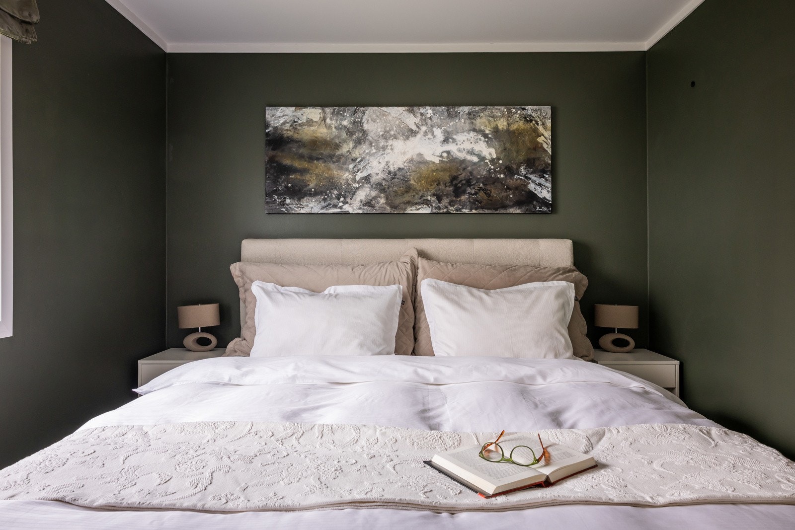 Hovedsoverommet er av god størrelse med plass til dobbeltseng, nattbord og øvrig møblement. Galleribilde