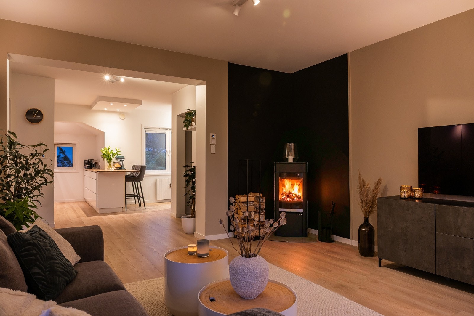 Peisen i rommet gir ekstra varme på kalde dager. Galleribilde