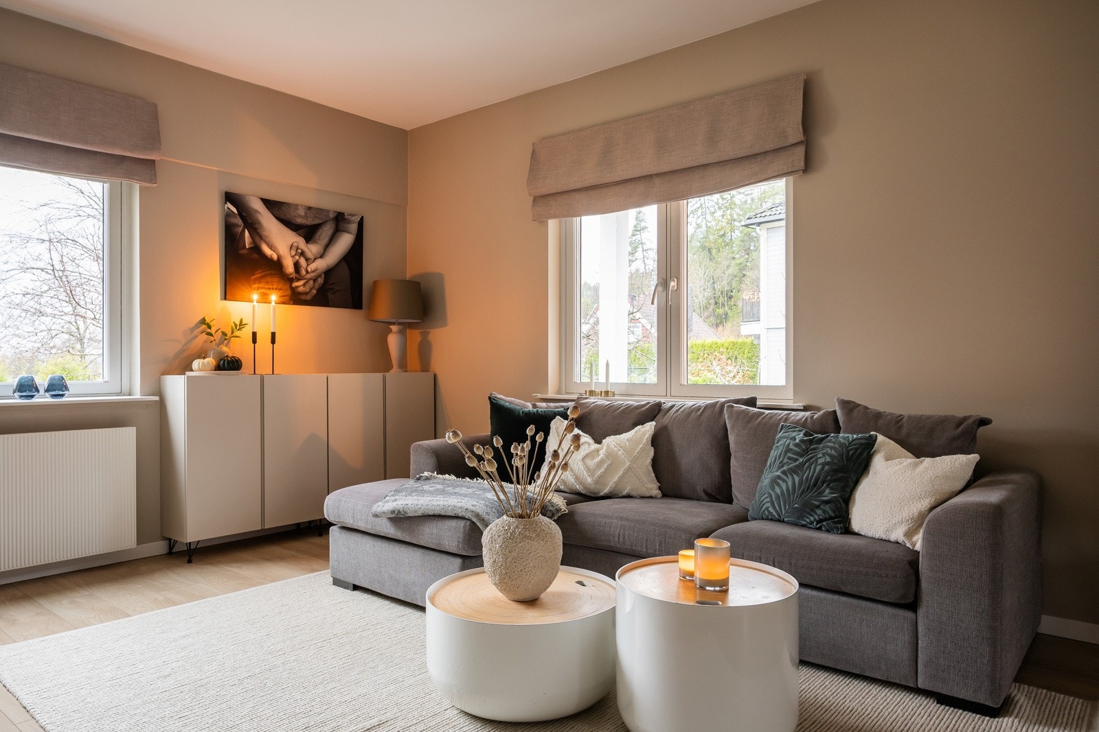 Takhøyde i stue målt til ca. 2,6 m. Det er varme i gulv i alle rom i boligen. Galleribilde