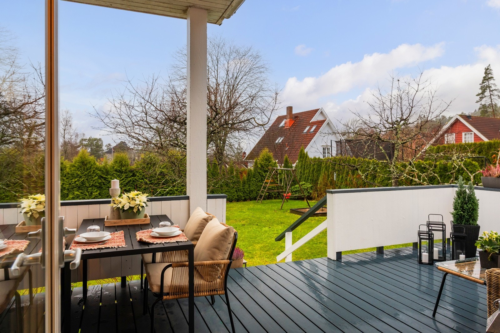 Fra spisestuen kan du tre direkte ut på en herlig og solrik sørvestvendt terrasse. Galleribilde