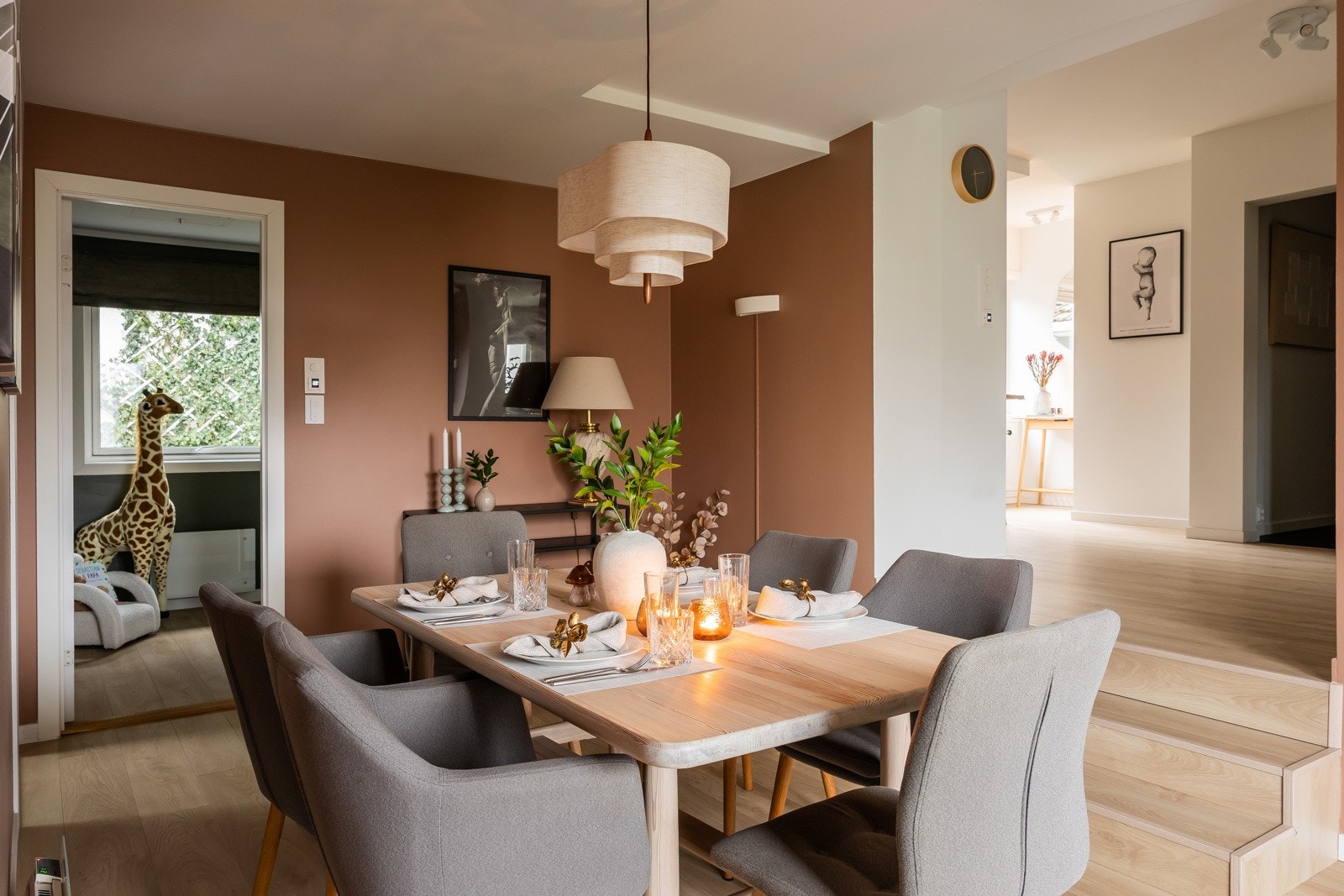 Man har også enkelt tilgang til kjøkkenet fra spisestuen, som sørger for praktisk servering når man har gjester. Galleribilde