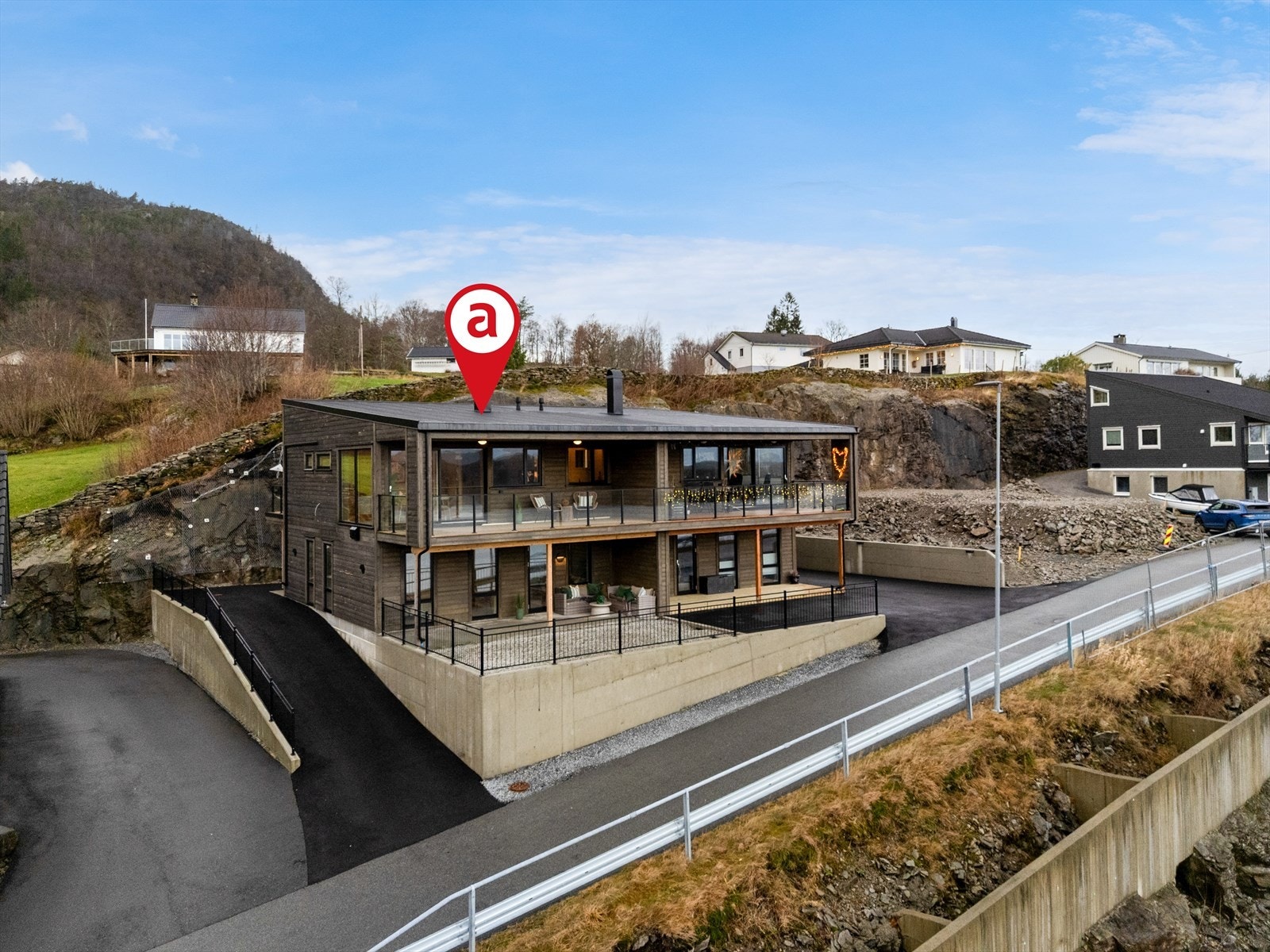 Boligen ligger svært sentralt til, med gangavstand til Våge, men omgivelsene er landlige og med flott utsikt utover Bjørnafjorden, Våge, Tysnes og nærområdet. Galleribilde