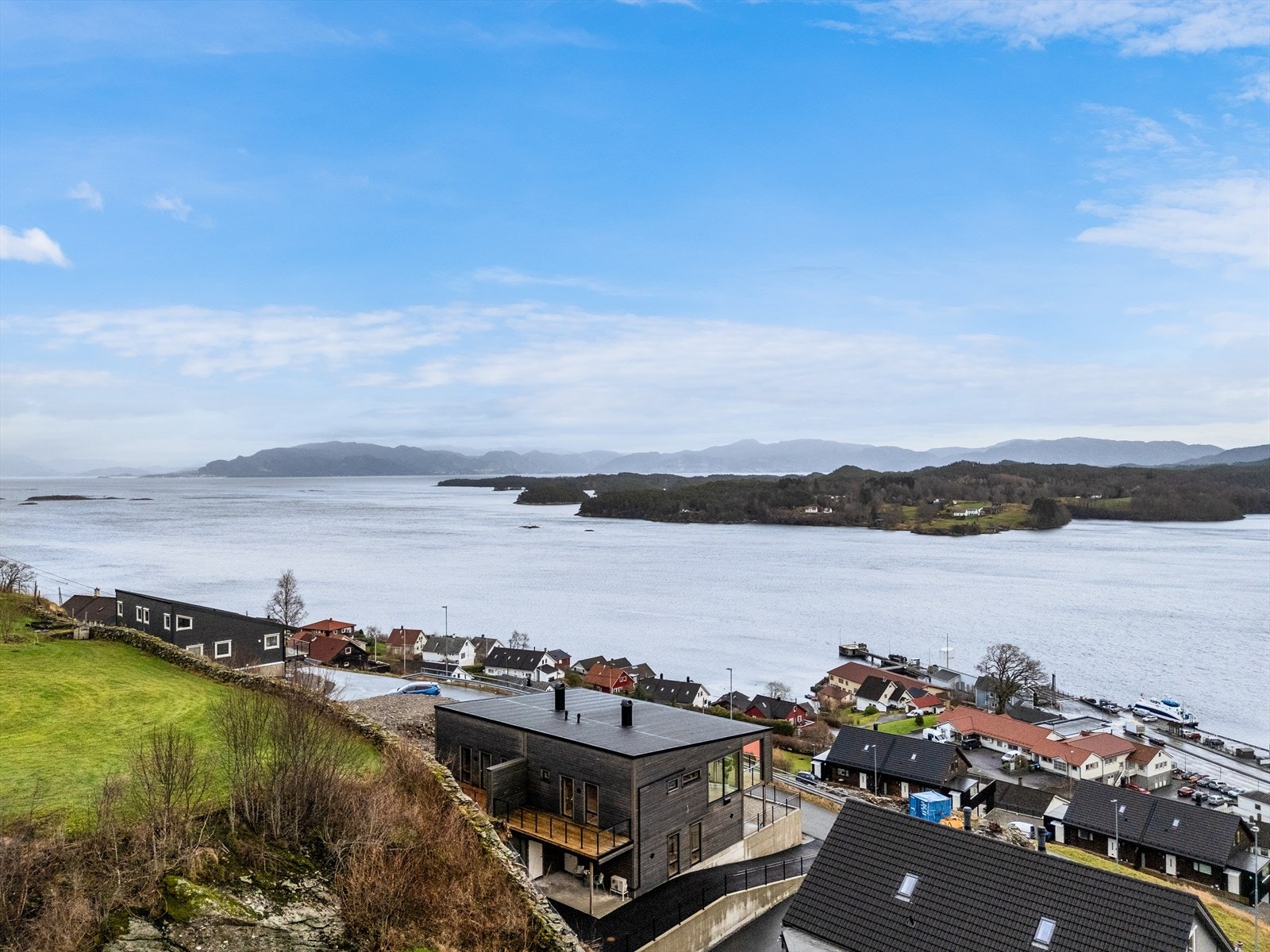 Det er kort vei til både butikker, skole, idrettshall, post, hyggelig restaurant, treningssenter, buss og ferje. I tillegg er det mange flotte turstier og kort vei til båthavn og gjestehavn! Galleribilde