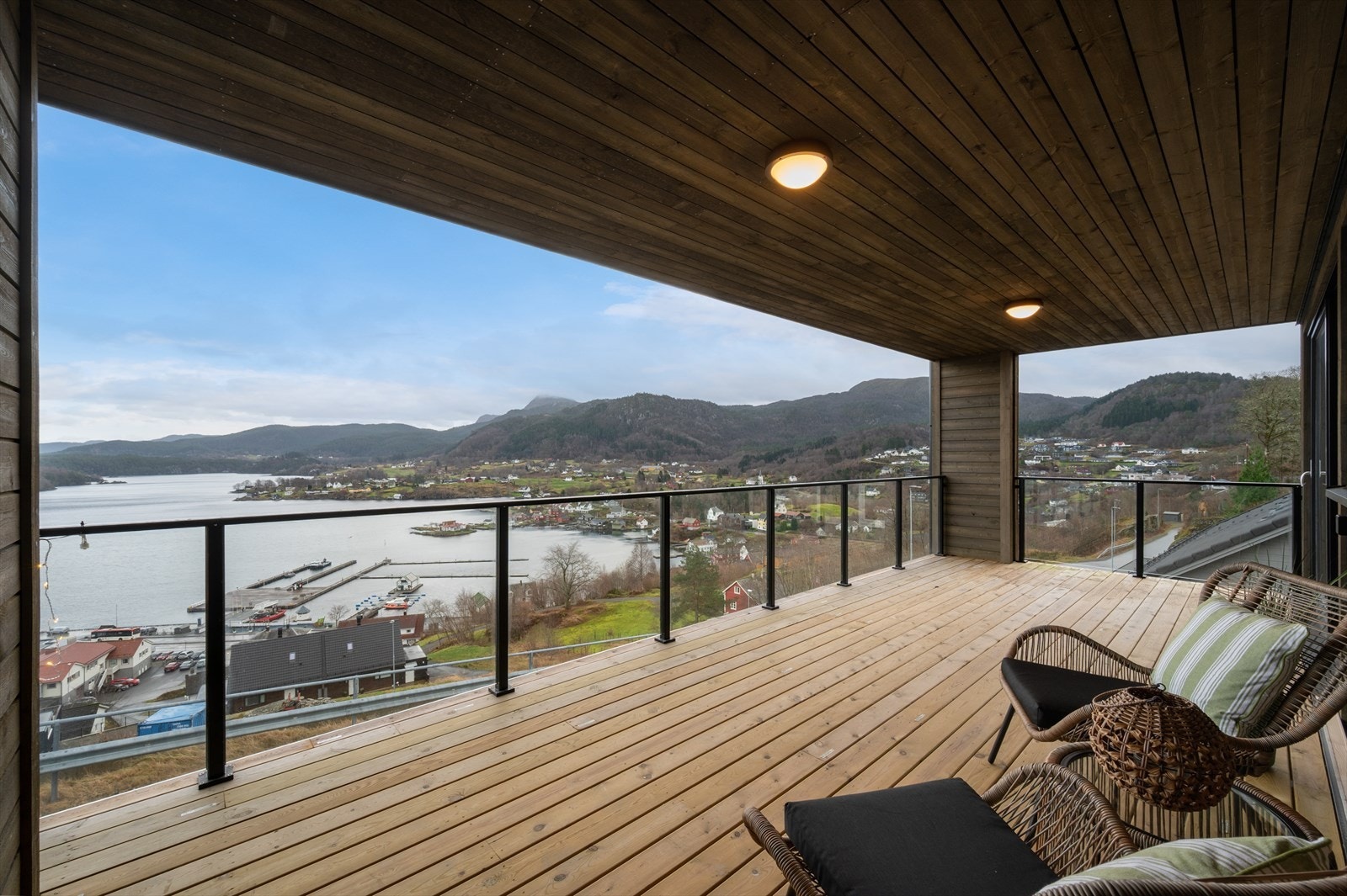 Nydelig utsikt mot Våge og Bjørnafjorden og bra solforhold. Galleribilde