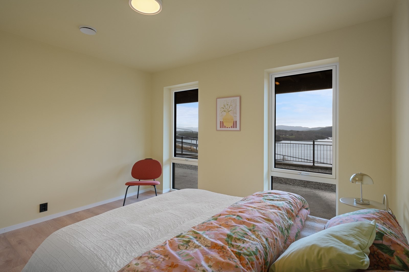 Romslig soverom med god plass til dobbeltseng, garderobeskap og annen innredning. Galleribilde